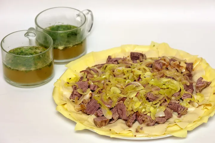 キルギス風ベシュバルマク（羊肉と手打ち麺）