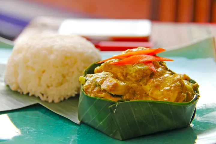 フィッシュ・アモック(魚のココナッツカレー蒸し)