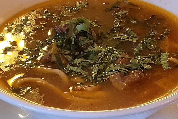 ラグマン（肉と野菜のソースをかけた手延べ麺）