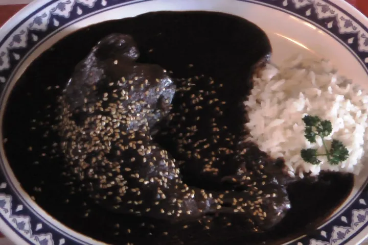 モーレ・ポブラーノ(鶏肉のチリとチョコレートソース煮)