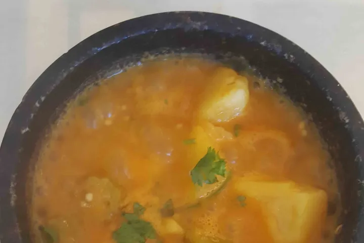 サルタ(フルバをのせた肉の煮込み)