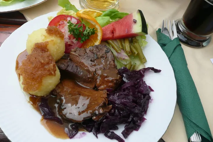 ザウアーブラーテン(牛肉の酢漬け煮込み)