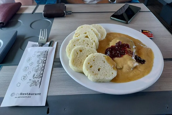 スヴィーチコヴァー・ナ・スメタニェ（牛肉の根菜クリームソース）