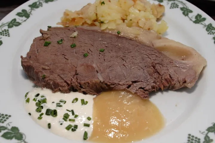 ターフェルシュピッツ(牛肉の澄ましスープ煮)